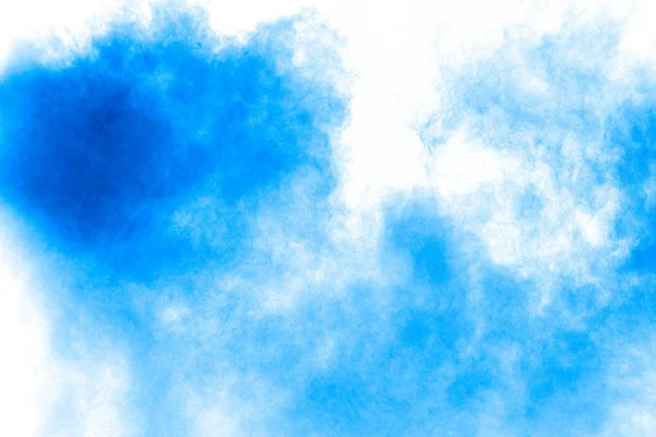 Bizarní formy modrého prachu explodují na bílém pozadí. — Stock fotografie