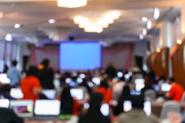 Konferans odasında bulanık görüntü. Seminer salonunda veya konferans salonunda soyut bulanık insanlar ders ve tartışma.