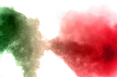 Beyaz arka planda kırmızı yeşil toz patlaması.