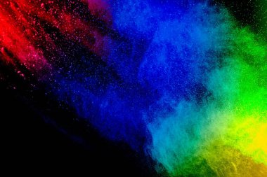 Siyah arkaplan üzerindeki renkli toz parçacıklarının hareketini dondur. Soyut pastel renk tozu dokuyu kaplar..