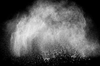 Siyah zemine karşı beyaz toz bulutu. Beyaz toz parçacıkları sıçrıyor..