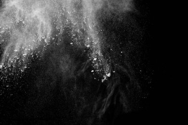 Siyah arkaplanda izole edilmiş beyaz toz