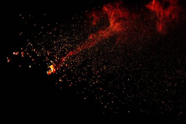 Kırmızı turuncu renk tozu patlama bulut siyah arka plan üzerinde izole.