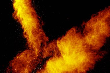 Kırmızı turuncu renk tozu patlama bulut siyah arka plan üzerinde izole.