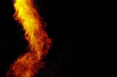 Kırmızı turuncu renk tozu patlama bulut siyah arka plan üzerinde izole.