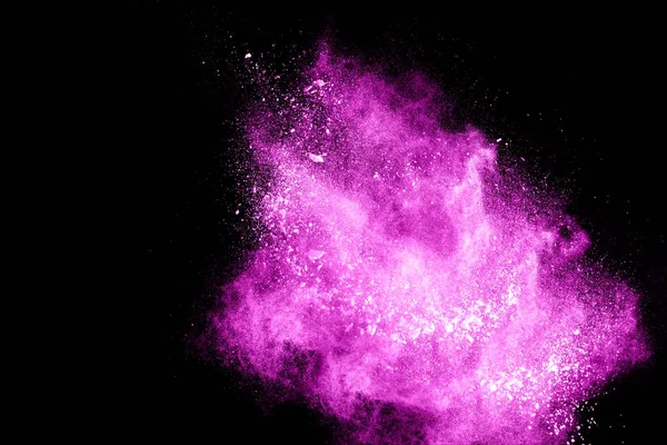 Abstrakt lila pulver mulat på svart bakgrund, frysa rörelse av färgpulver exploderande. — Stockfoto