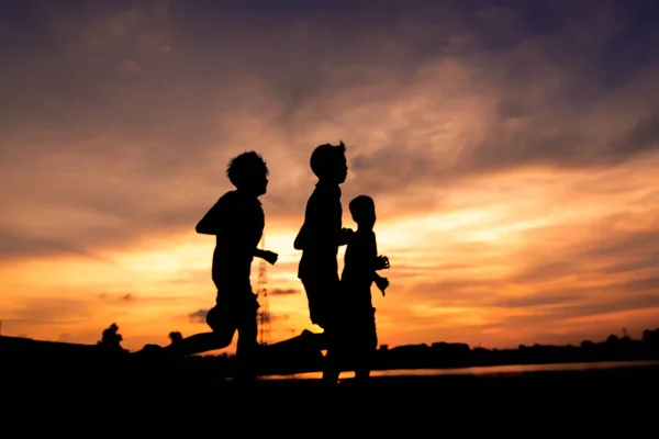 Silueta Chicos Corriendo Para Hacer Ejercicio Parque Atardecer — Foto de Stock