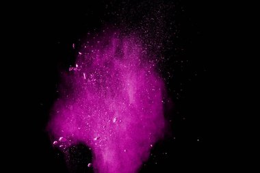 Siyah arka planda soyut pembe toz patlaması. Pembe barutun hareketsiz hareketi.
