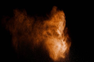 Siyah arka plan üzerinde turuncu toz Soyut patlama. Turuncu toz patlamasının donma hareketi.