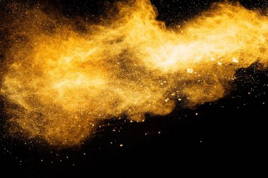 Siyah arka planda turuncu toz patlaması. Turuncu renk toz sıçraması.