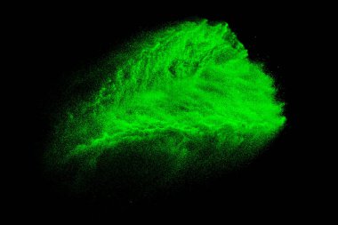 Siyah arka planda soyut yeşil renkli toz sıçraması. Yeşil barut patlaması..