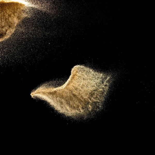 干河砂爆炸 褐色的沙子在黑色背景下飞溅 — 图库照片