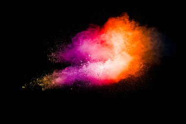 Siyah arkaplandaki renkli pigment tozunun patlaması. Arkaplan dokusundaki renkli toz parçacıkları..