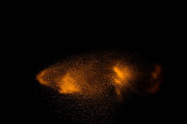 Soyut hareket bulanık kahverengi kum arkaplanı. Kum patlaması koyu arkaplanda izole edilmiş..