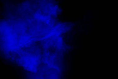 Koyu arkaplanda soyut mavi barut patlama bulutu.