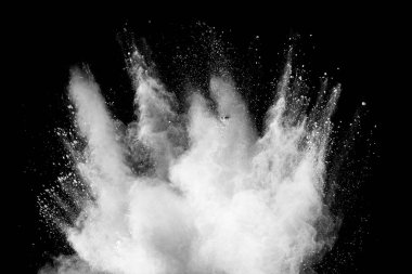 Beyaz toz parçacıklarının donmuş hareketi siyah arkaplan üzerine sıçrar.