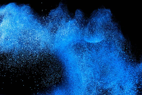 黒の背景に青い色の粉の爆発 — ストック写真