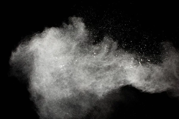 Beyaz Toz Parçacıklarının Donmuş Hareketi Siyah Arkaplan Üzerine Sıçrar — Stok fotoğraf