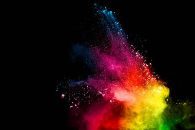 Siyah zeminde soyut renkli barut patlaması. Toz sıçramasının dondurucu hareketi. Boyanmış Holi..