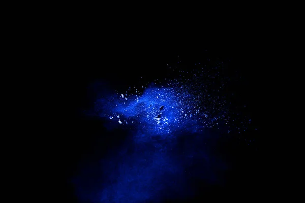 Wolke Aus Blauem Pulver Explodiert Auf Schwarzem Hintergrund — Stockfoto