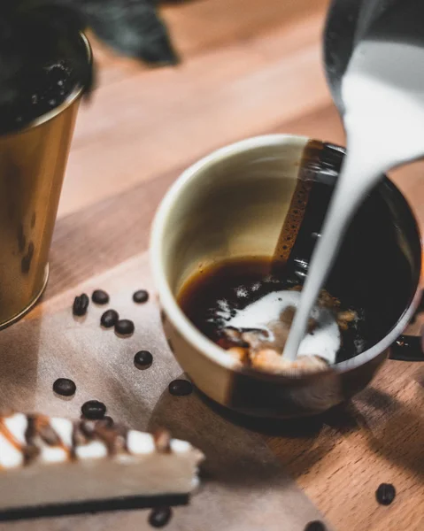 Penutup Susu Menuangkan Dalam Cangkir Kopi Dengan Biji Kopi Dan — Stok Foto