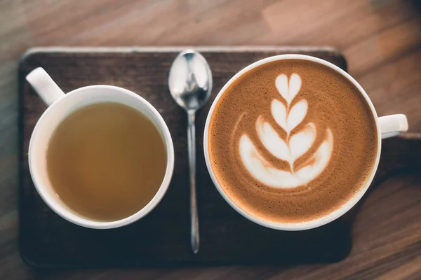 Pemandangan Latte Kopi Dan Teh Hijau Dihidangkan Papan Kayu Dengan — Stok Foto