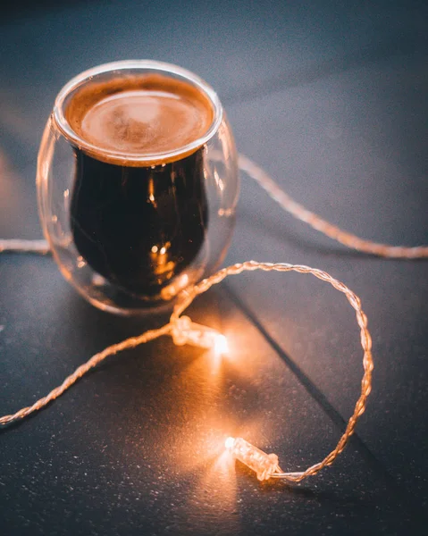 Bebida Café Expresso Chocolate Quente Com Guirlanda Superfície Escura — Fotografia de Stock