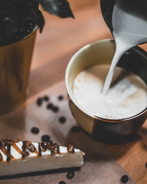 Penutup Susu Menuangkan Dalam Cangkir Kopi Dengan Biji Kopi Dan — Stok Foto