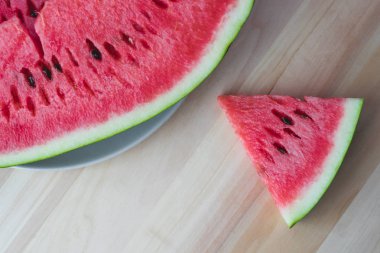 Ahşap arka plan portre üzerinde taze karpuz dilimli