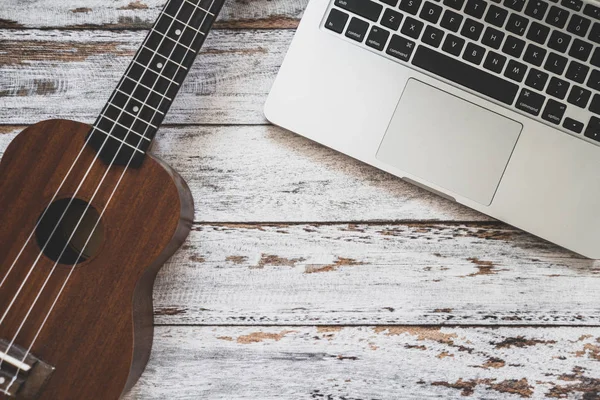 Computador Portátil Com Guitarra Ukulele Mesa Madeira — Fotografia de Stock