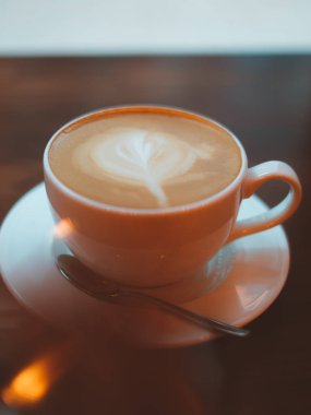 Beyaz fincan sıcak cappuccino ile dolu