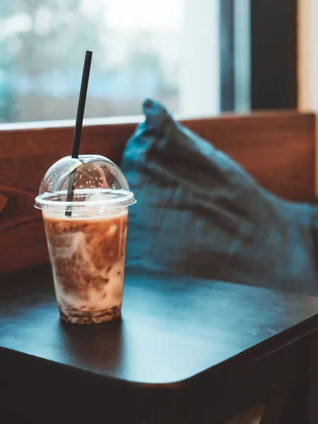 Παγωτό Καφέ Latte Γάλα Πλαστικό Ποτήρι Φόντο Ξύλινη — Φωτογραφία Αρχείου