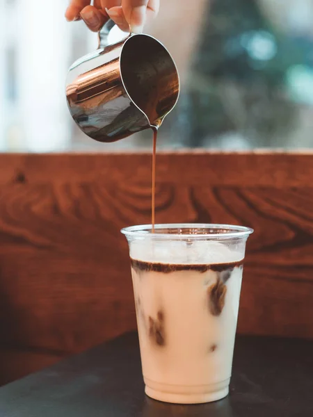 Foto Close Dari Tangan Perempuan Menuangkan Kopi Latte Dengan Susu — Stok Foto