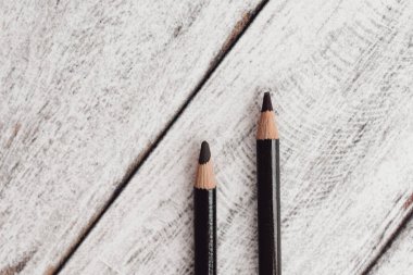 Ahşap arka plan üzerinde renkli kömür kalemler grubu