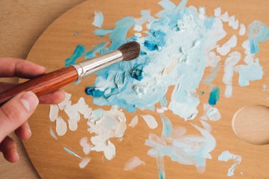 Ahşap arka plan üzerinde renkli kömür kalemler grubu