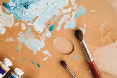 Petrol renk palet üzerinde ahşap masa portre üzerinde boya fırçaları