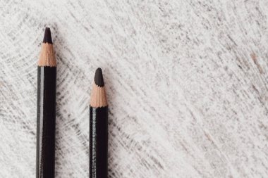 Ahşap arka plan üzerinde renkli kömür kalemler grubu