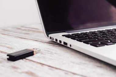 USB dizüstü bilgisayar birden parlamak