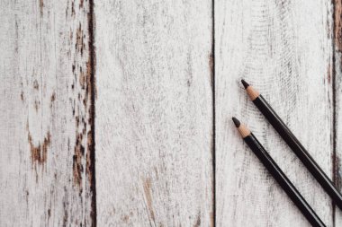 Ahşap arka plan üzerinde renkli kömür kalemler grubu