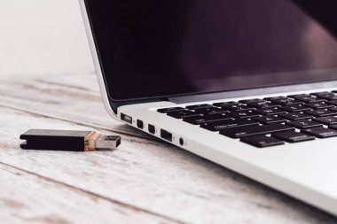 USB dizüstü bilgisayar birden parlamak