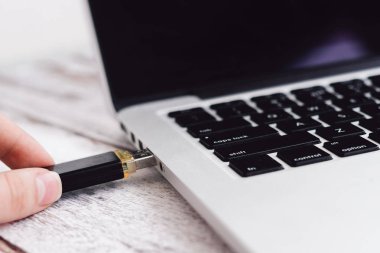 USB dizüstü bilgisayar birden parlamak