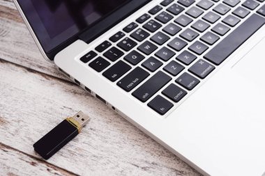 USB dizüstü bilgisayar birden parlamak