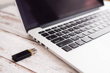 USB dizüstü bilgisayar birden parlamak
