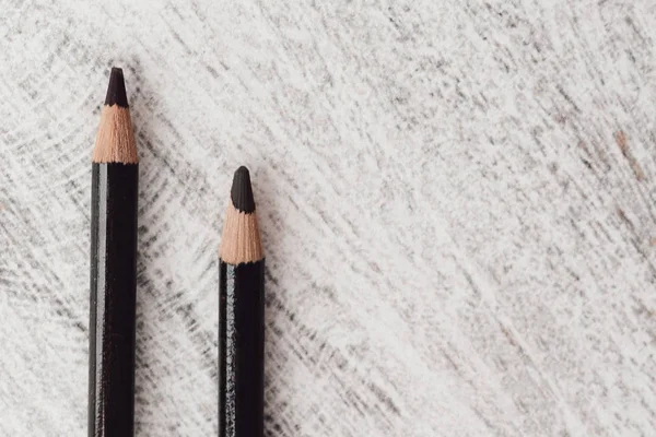 Ahşap arka plan üzerinde renkli kömür kalemler grubu