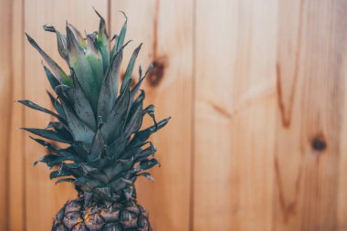 Ahşap arka plan üzerinde egzotik meyve ananas