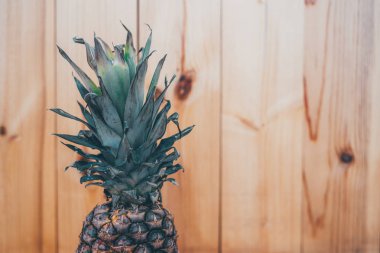 Ahşap arka plan üzerinde egzotik meyve ananas