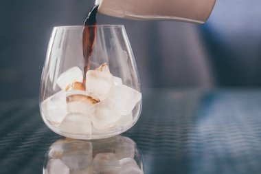 Şeffaf cam buz latte kahve dökme
