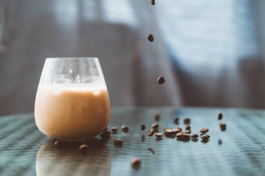 Buz latte kahve çekirdekleri ile