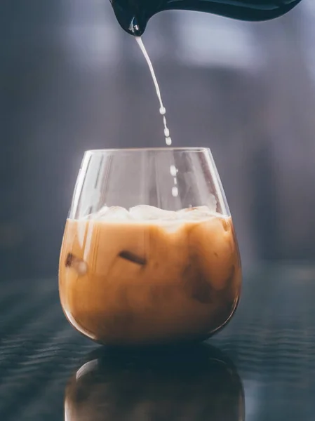 Menuang Kopi Latte Kaca Transparan — Stok Foto