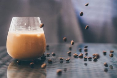 Buz latte kahve çekirdekleri tablo ile